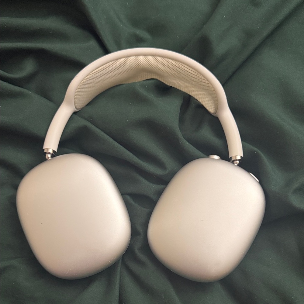 Apple Silver Over-Ear Headphones with Cream Padding